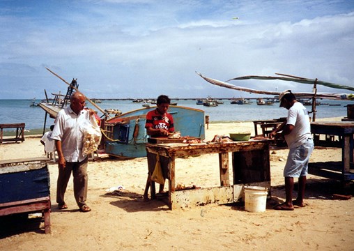 Vissers op het strand in Brazilië. 