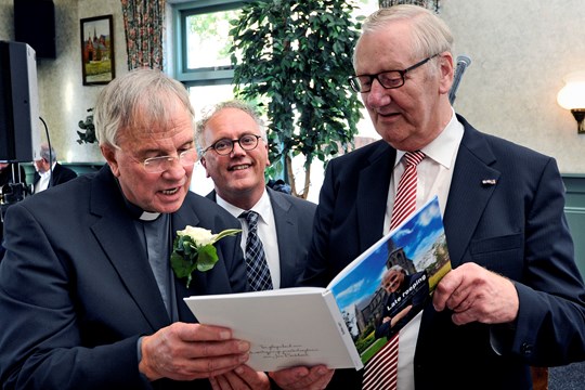 Pastoor Jan Berkhout, schrijver Jan Vriend en uitgever Piet Blankendaal (foto John Oud), 