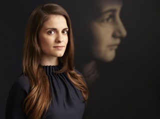 Rosa da Silva speelt Anne Frank (Foto Theater Amsterdam) 